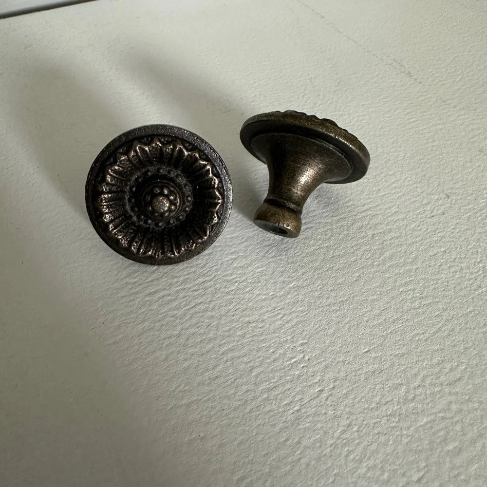 Brass knobs - Picture 2 of 2